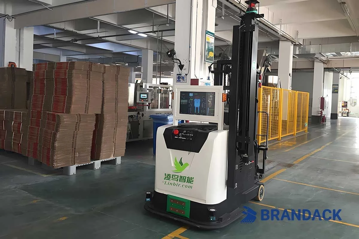 Carrello elevatore AGV senza pilota - Innovazione nella tecnologia di magazzinaggio