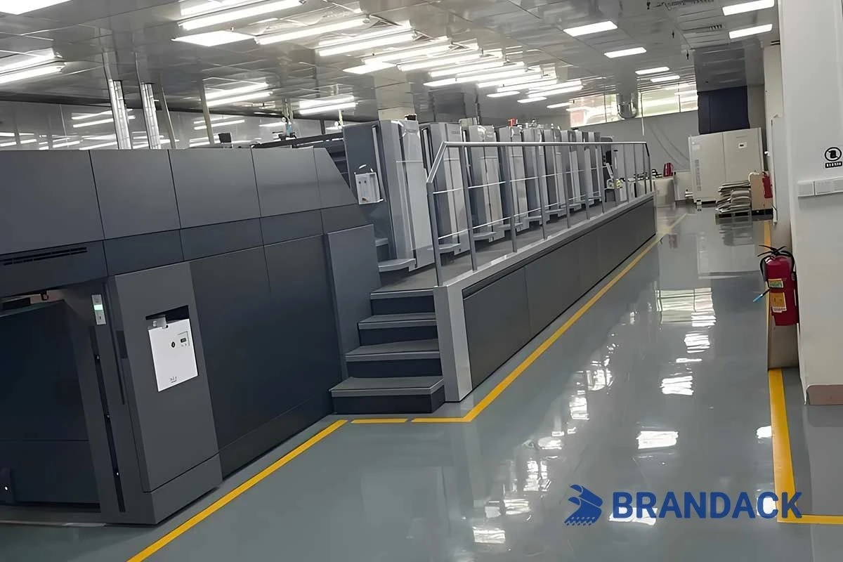 Macchina da stampa offset a foglio e linea di produzione in fabbrica